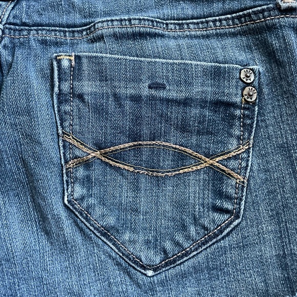 Gently Used!
Abercrombie & Fitch Women’s Denim Shorts, Size 2 - Picture 3 of 5